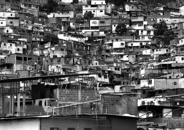 Dans les faubourgs de Caracas. Les cabanes accrochées à flanc de montagne n'ont ni électricité ni eau courante (Crédits photographiques : Fred Miranda)