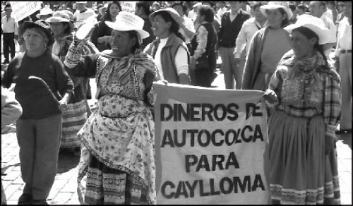 Des manifestants réclament une part des bénéfices du tourisme : 'L'argent de l'Autocolca pour Caylloma' (Crédits photographiques : Antoine Bayet)